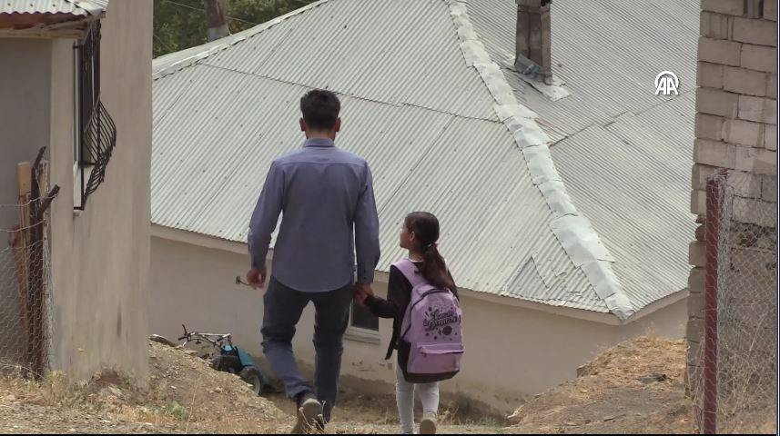 Bu okulda 3 yıldır tek bir öğrenci var. 9 yaşındaki Hasret artık sınıf arkadaşı istiyor - Resim: 23